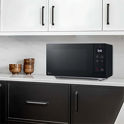 Horno de Microondas LG MS3032JAS 1.1 Pies Cúbicos Negro