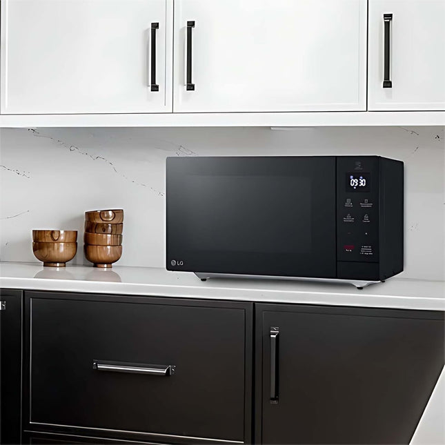 Horno de Microondas LG MS3032JAS 1.1 Pies Cúbicos Negro