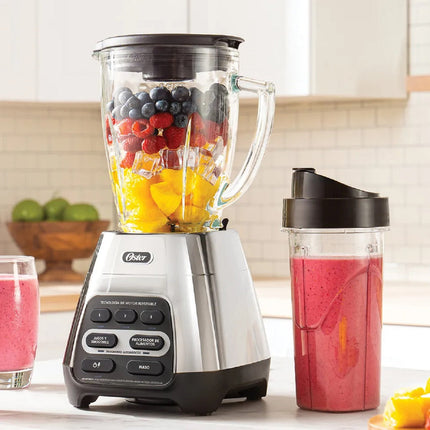 Licuadora Oster BLSTPYG1311NBG programas automáticos, tecnología reversible y vaso Blend-N-Go